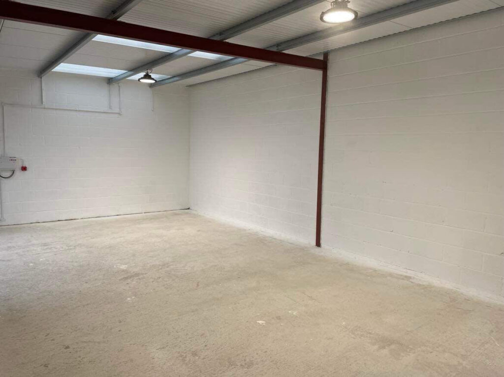 Clean, small industrial unit to rent in West Wellow, Romsey